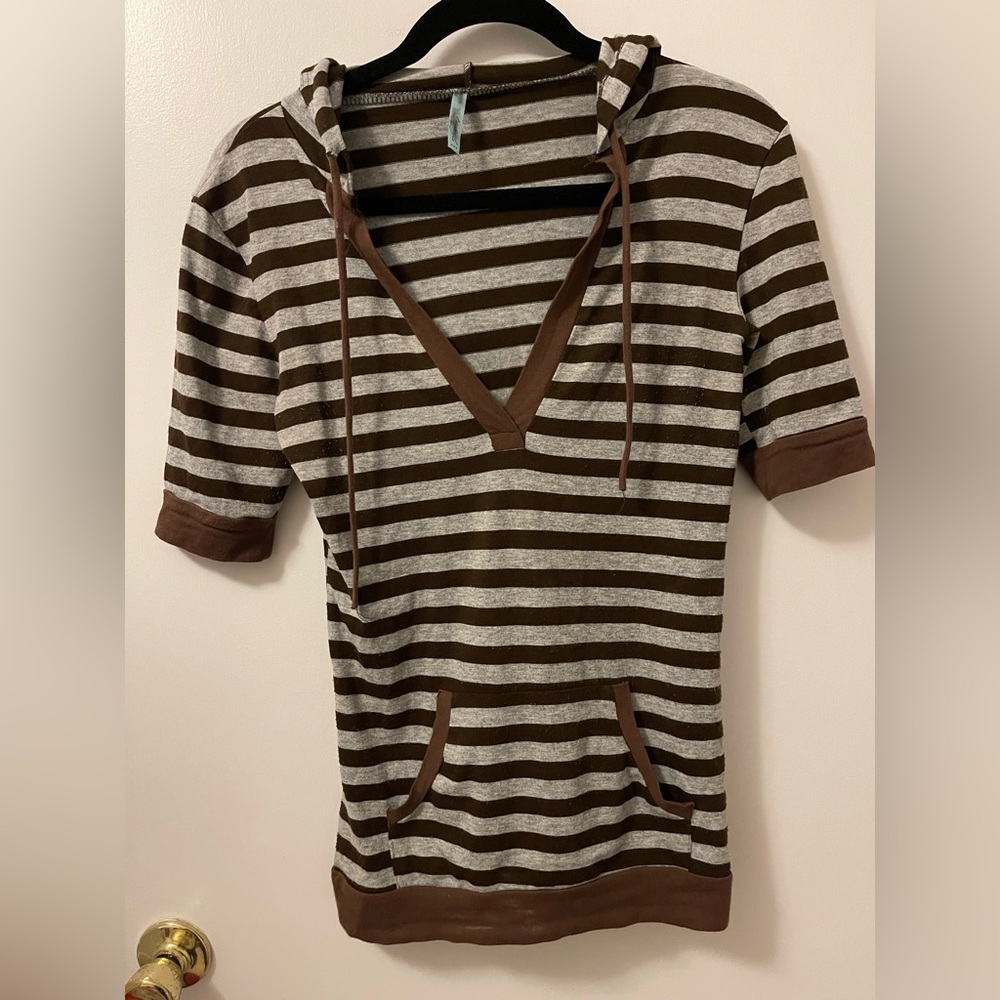 “In Style” Women’s V-Neck Hooded Top- Size: Medium